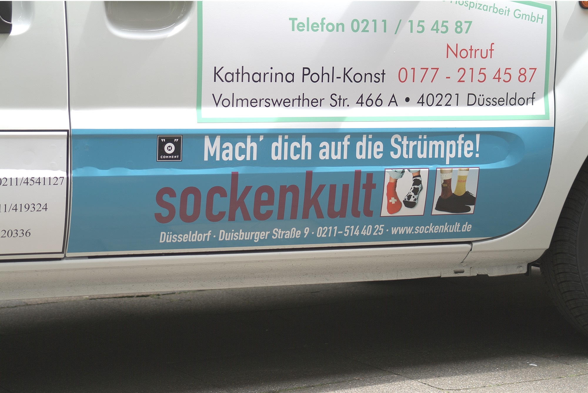 Foto des Aufklebers auf dem Fahrzeug